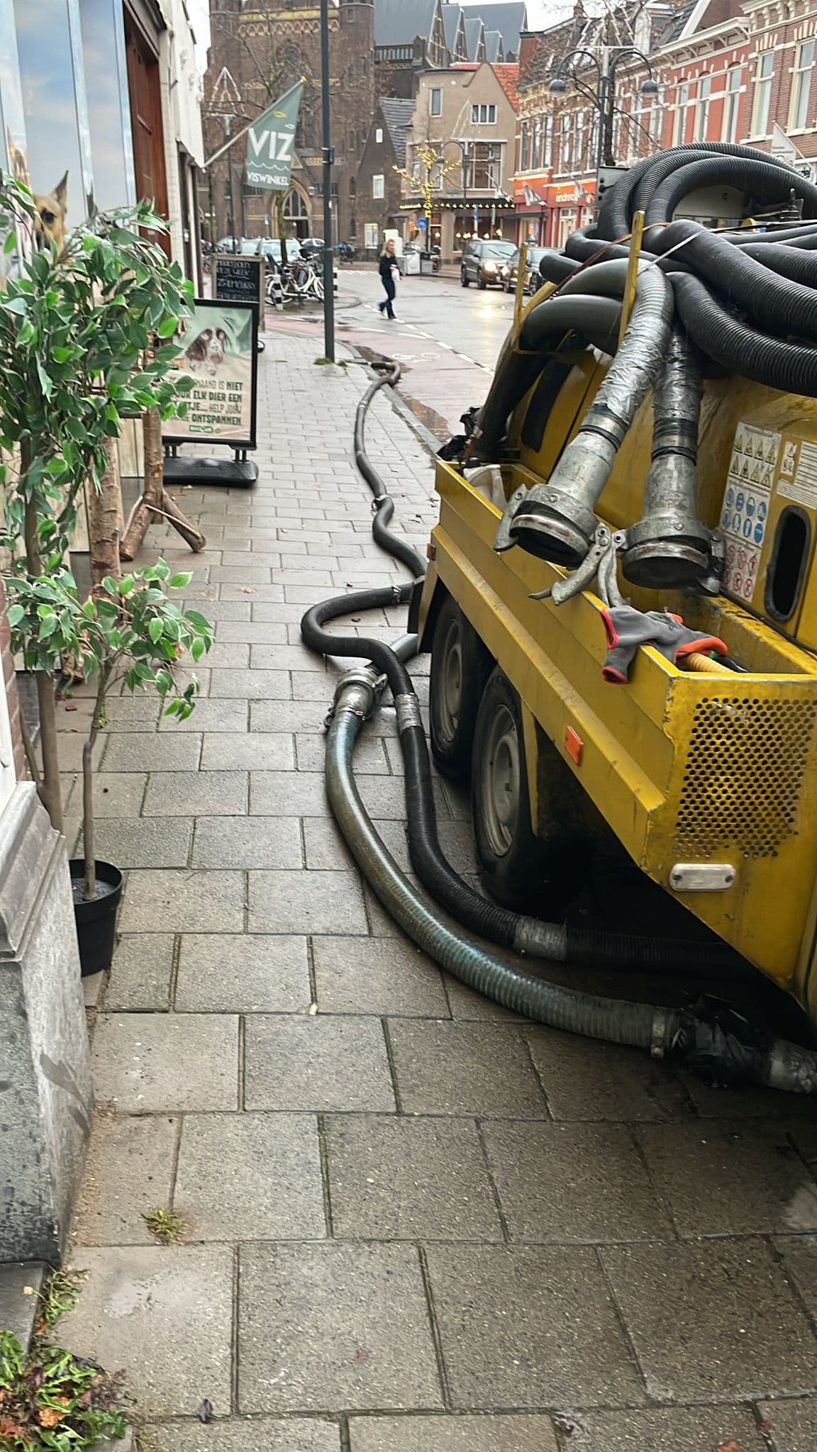 Machinerie van AJ Septictanks in actie tijdens onderhoud